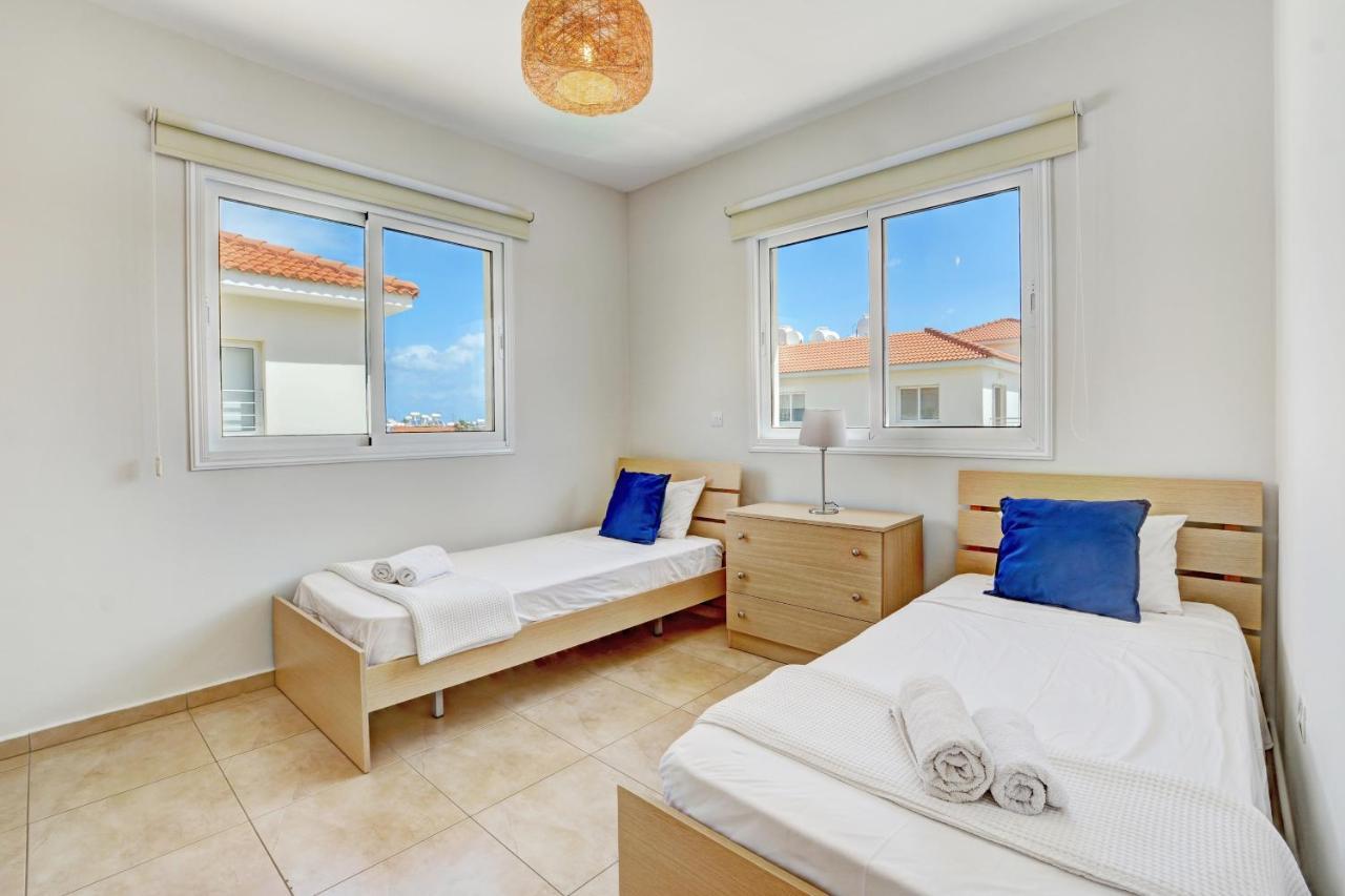 ♥ Sunny&Cozy Family Apartment ★ Walk To The Beach☼ Paralimni Bagian luar foto